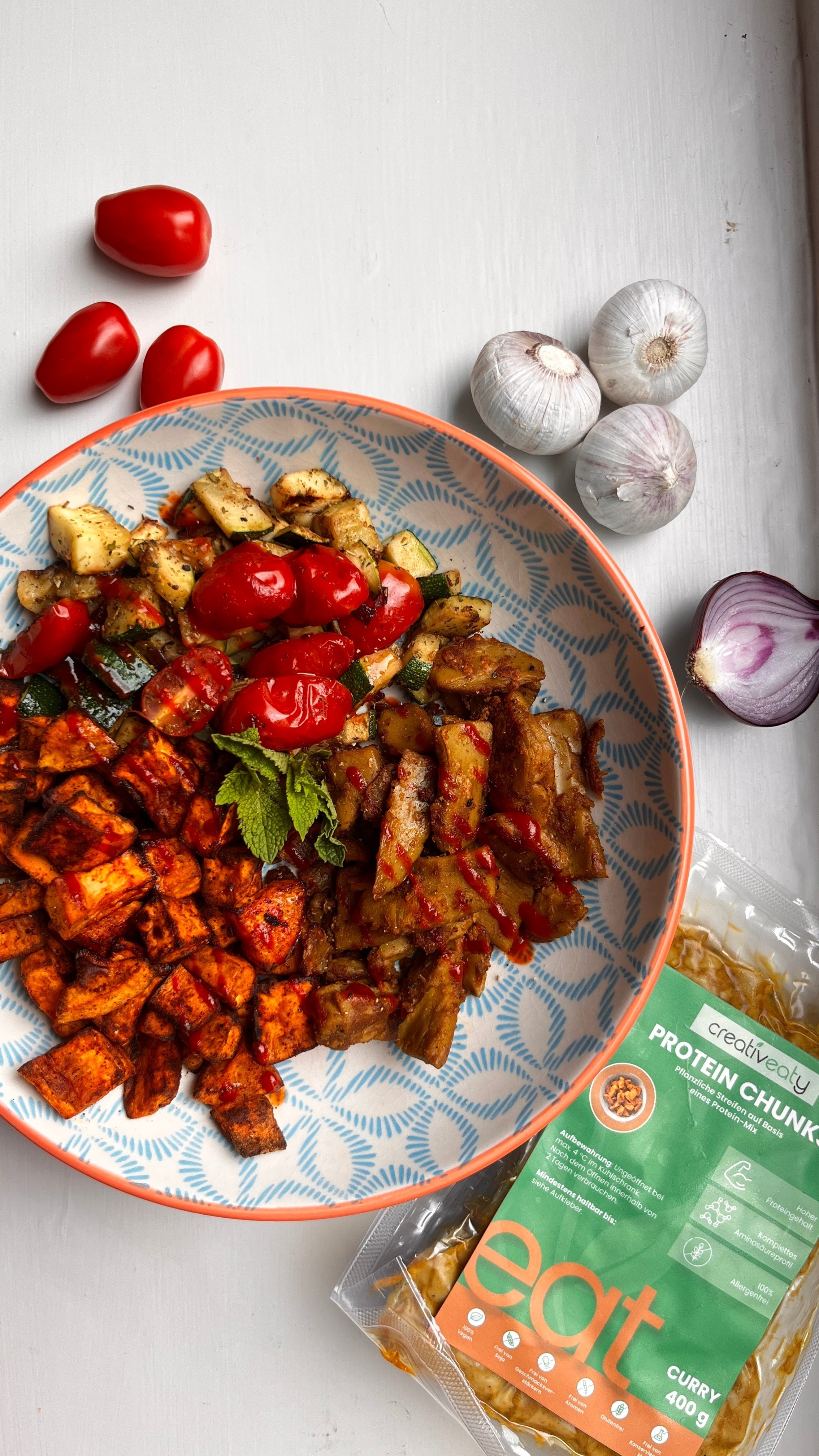 Würzige Protein-Bowl mit geröstetem Gemüse & Süßkartoffeln