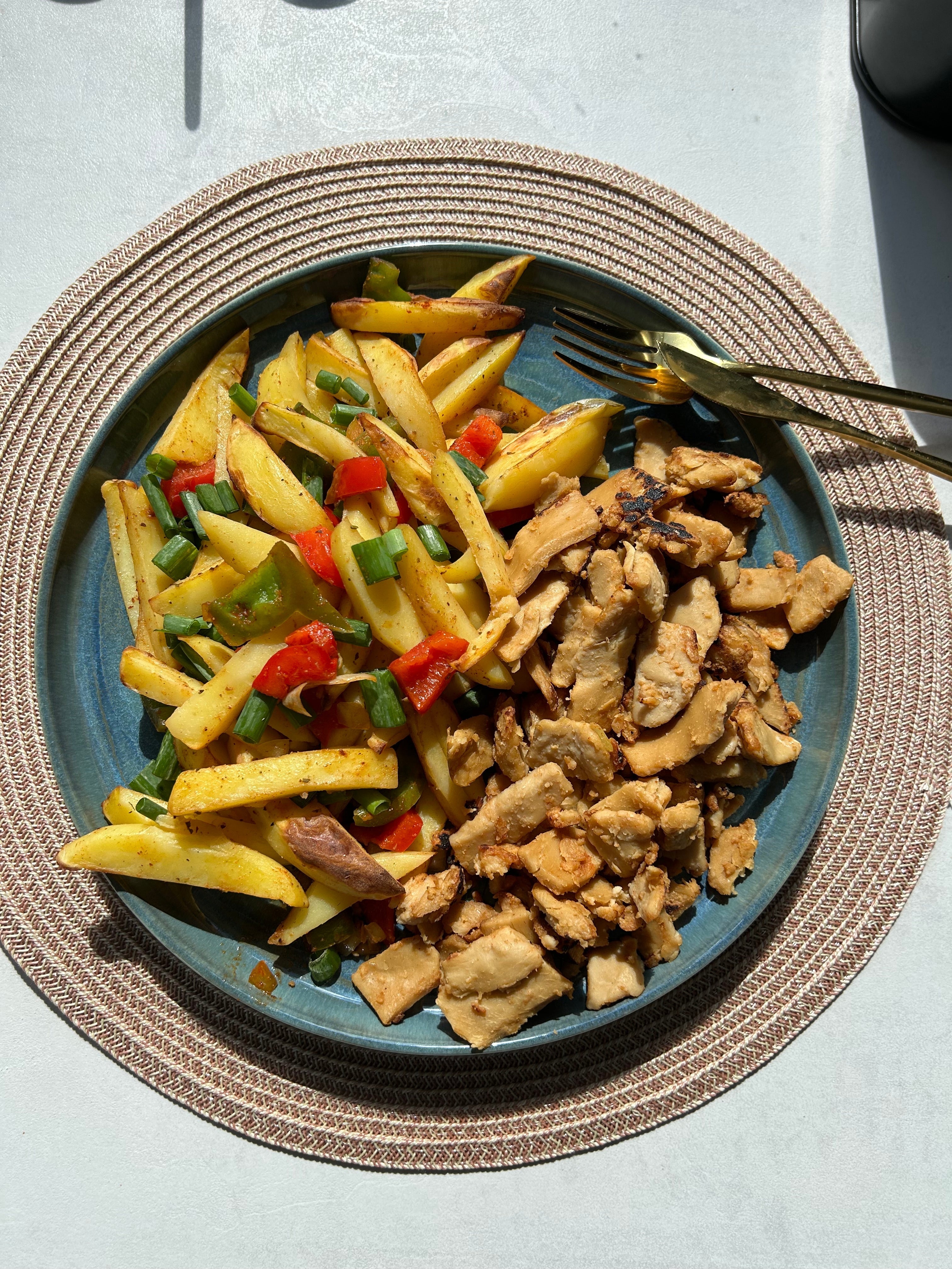 Knuspriges veganes "Hähnchen" mit Pommes